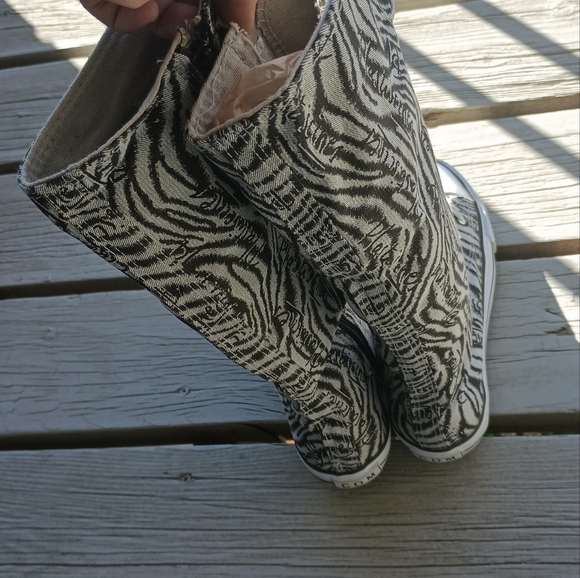 Coms - Picture 6 of 14